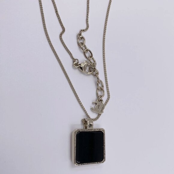 Authentic CHANEL cc logo square pendant necklace with pearl and crystals NEW - Picture 6 of 8
